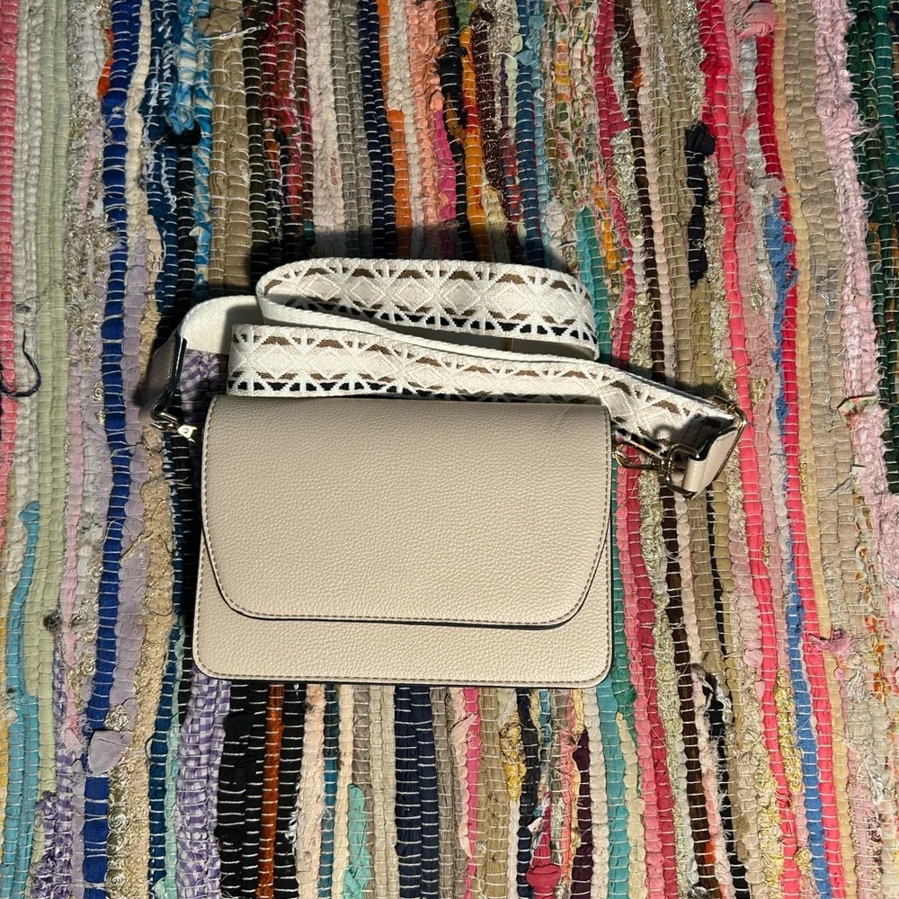 Jen & Co Elegant Cream Crossbody Bag with adjustable strap 🖤🤎 - Picture 1 of 3